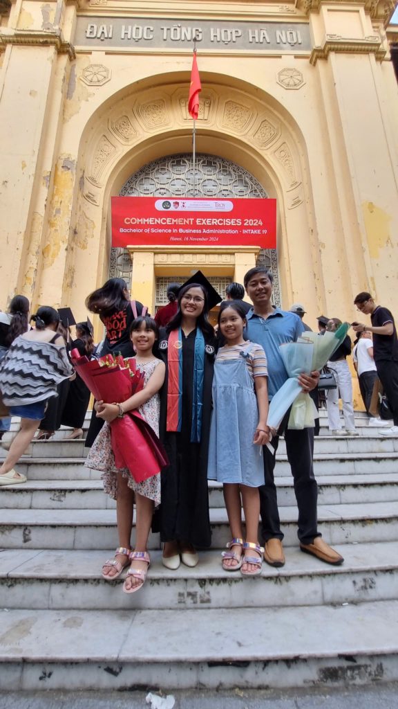 Le Thanh Hieu and her family.