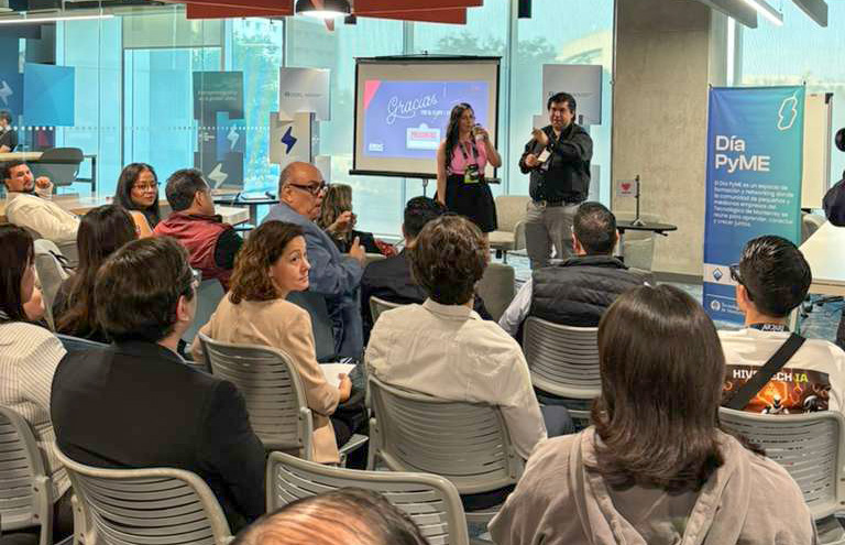 Juliana Bolivar speaking at inc. conference in Mexico